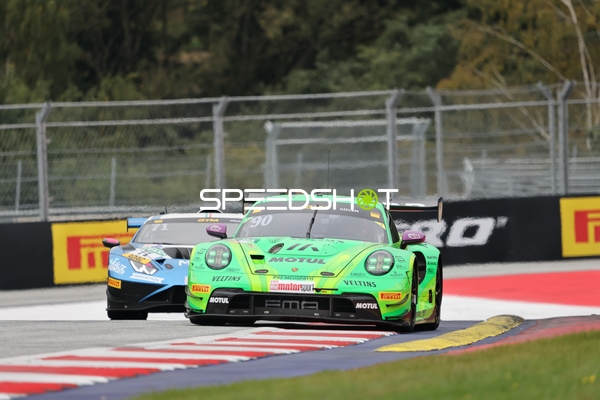 Zwei Fahrzeuge auf der Rennstrecke