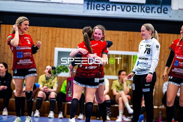 11, SG Schozach-Bottwartal umarmt Spielerin