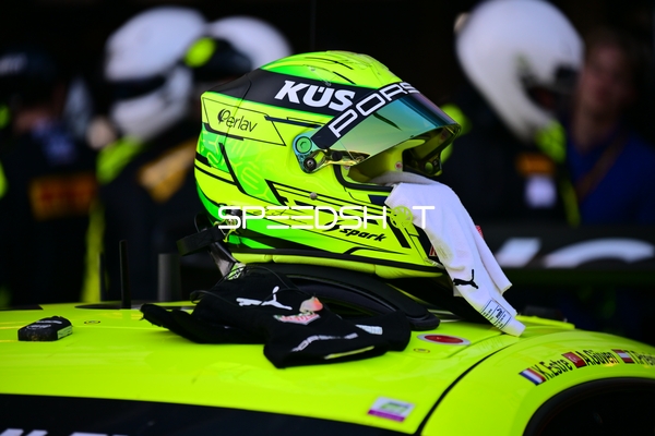 Rennhelm auf Porsche in der Boxengasse