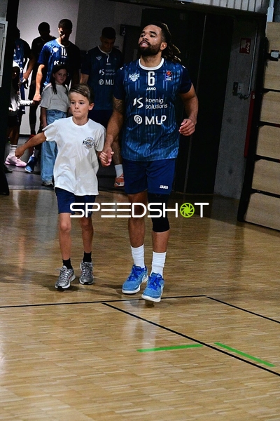 Michael Flowers (6; MLP) betritt Court