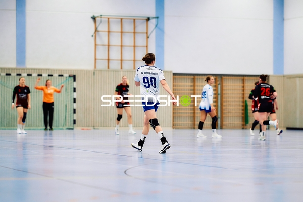 Spielerinnen sortieren sich in der Abwehr