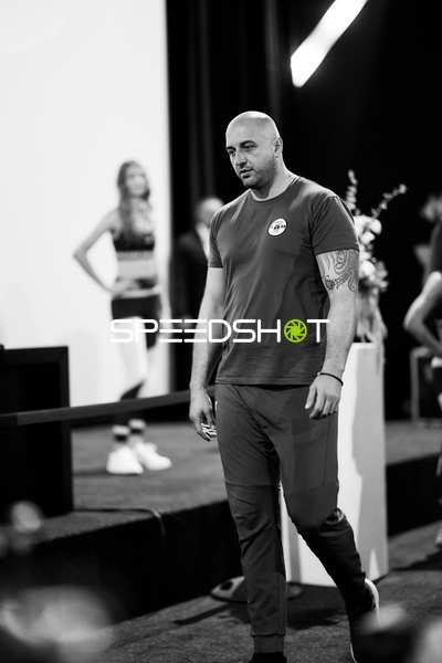 Ringside-Zone Face-Off