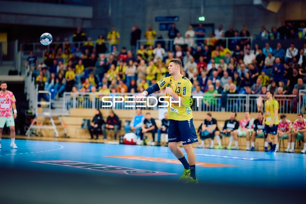 Ein Spieler von Rhein Neckar Löwen passt den Ball.