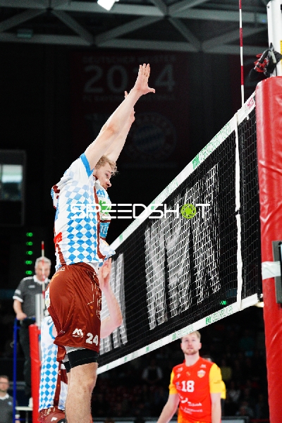 Block am Netz von Jakov Matic (24; BADEN VOLLEYS SSC Karlsruhe)