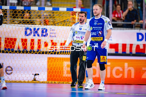 Torwart jubelt neben Peter Walz (14, ThSV Eisenach)