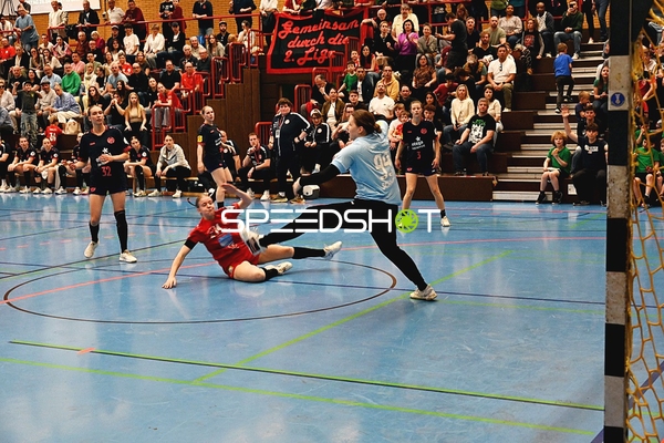 Dynamischer Torwurf im Handballspiel