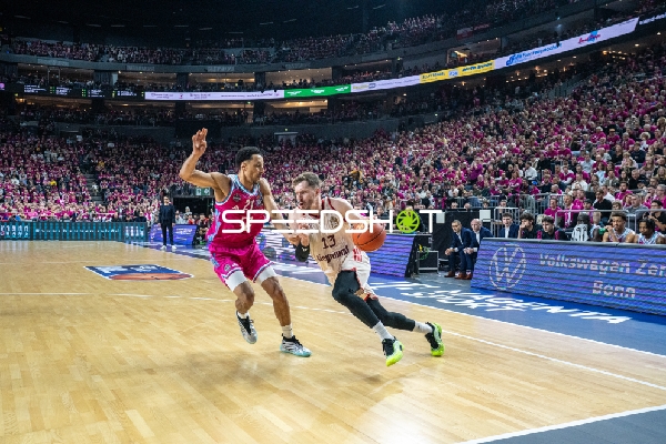 Andreas Obst (13; FC Bayern Basketball) mit Ball, Joel Aminu (21; Telekom Baskets Bonn) und Alijah Comithier (2; Telekom Baskets Bonn) verteidigen
