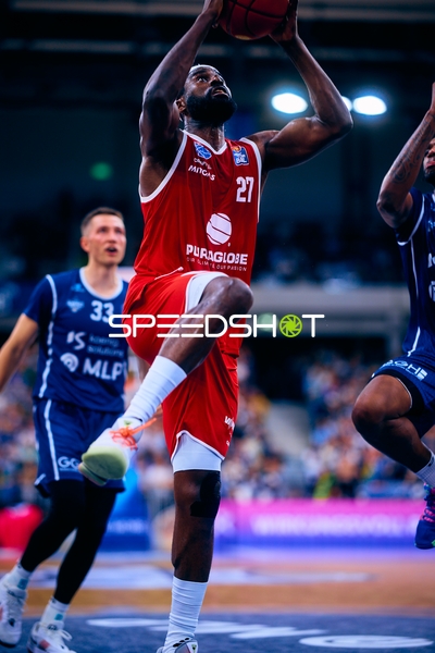 Syntainics MBC Spieler hebt zum Wurf ab