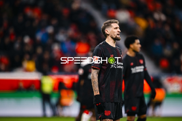 Robert Andrich (8; Bayer 04 Leverkusen) in Aktion