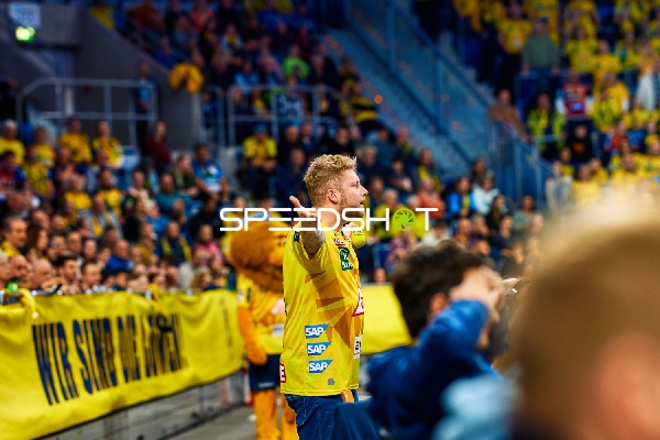 Ein Spieler der Rhein Neckar Löwen motiviert das Publikum von der Seitenlinie aus.