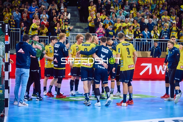 Teams versammeln sich nach dem Spiel