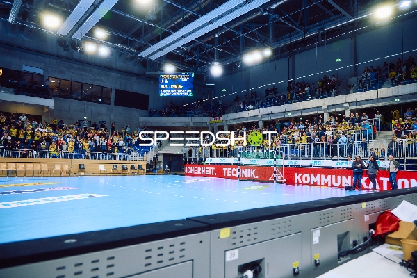 Die Zuschauer versammeln sich in der Arena.