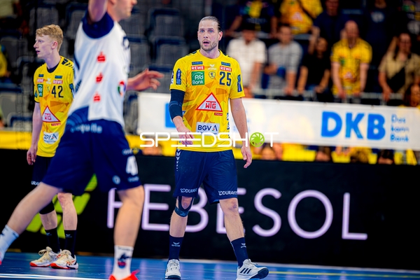 Spieler Olle Forsell-Schefvert (25;Rhein Neckar Löwen), Jon Lindenchrone Andersen (42;Rhein Neckar Löwen) auf dem Feld