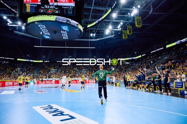 Torwart von THW Kiel läuft in die Spielfeldmitte.