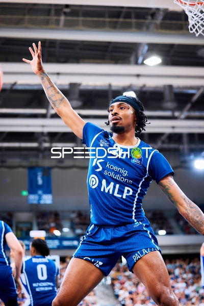 defense block Michael Weathers (20;MLP Academics Heidelberg)