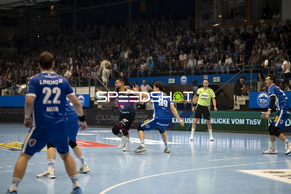 Philipp Ahouansou (19; HSG Wetzlar) im Duell mit Tillman Leu (99, ThSV Eisenach)