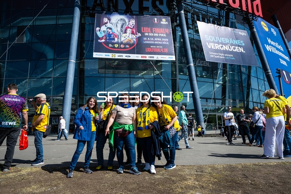 Fans versammeln sich vor dem Halbfinale