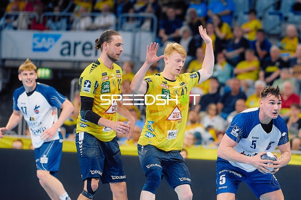 Ballbesitz Josip Simic (5;VfL Potsdam) gegen Jon Lindenchrone Andersen (42;Rhein Neckar Löwen)