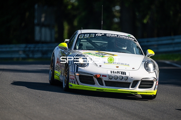 Rennfahrzeug auf der Rennstrecke