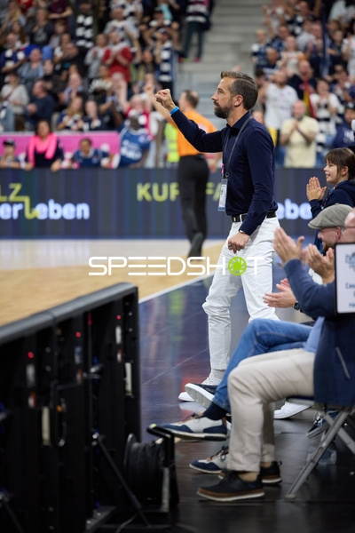 Matthias Lautenschläger (995; MLP Academics Heidelberg) am Spielfeldrand