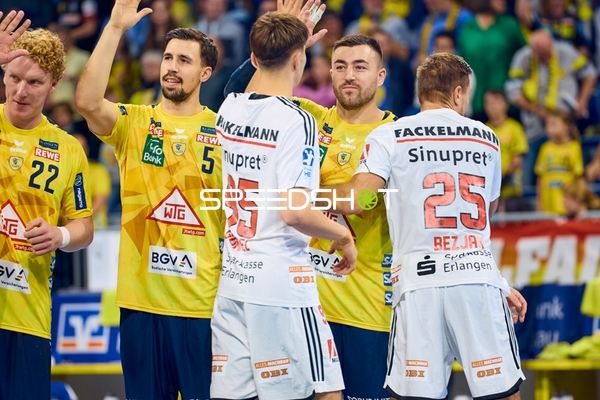 Spieler begrüßen sich nach dem Spiel.