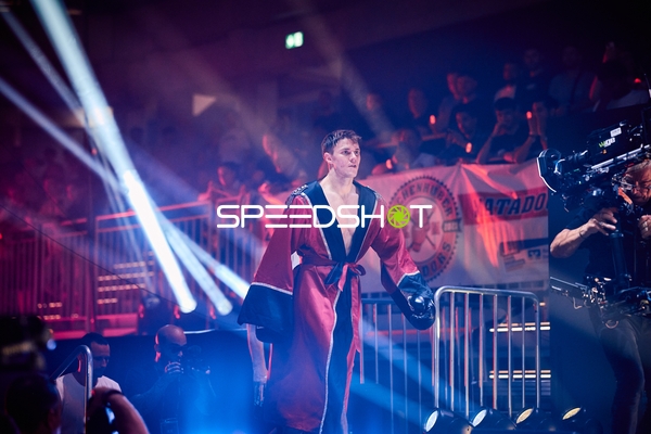 Simon Zachenhuber betritt Ringside Zone