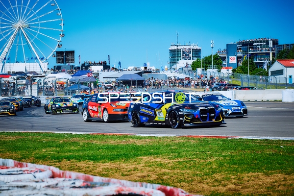 BMW M4 GT4 auf der Rennstrecke