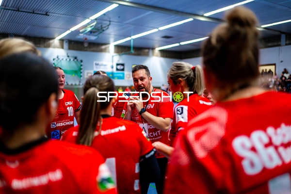 Hannes Diller (0, SG Schozach-Bottwartal) gibt Anweisungen