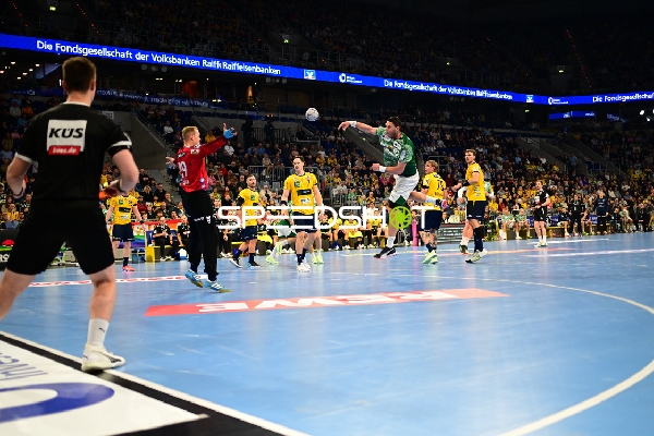 Mijajlo Marsenić (93; Füchse Berlin) mit Sprungwurf gegen Robert Timmermeister (7; Rhein Neckar Löwen)