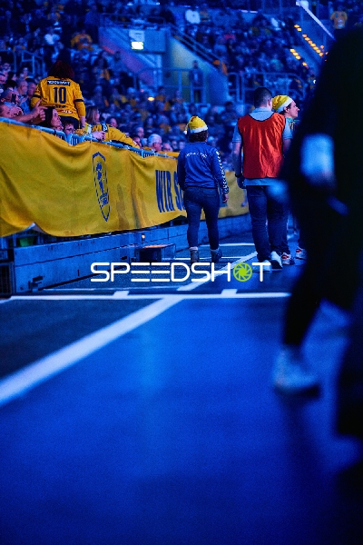 Ein Spieler mit der Nummer 10 von Rhein Neckar Löwen am Spielfeldrand, während das Publikum zusieht.