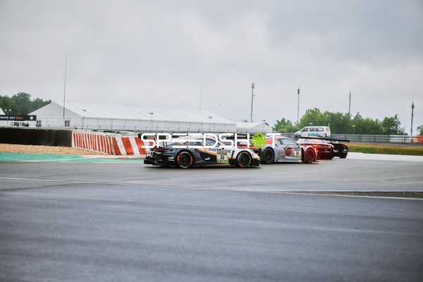 Drei GT3-Fahrzeuge in Kurve