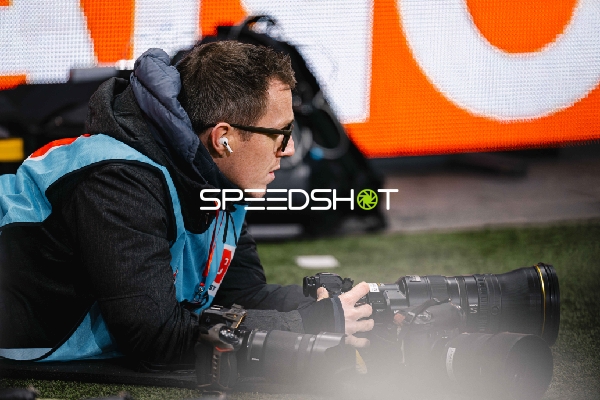 Fotograf am Spielfeldrand