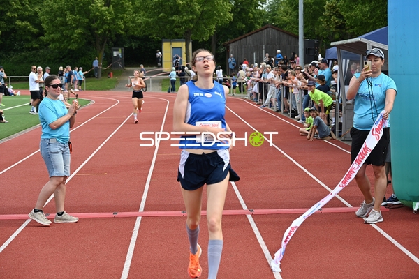 Läuferin erreicht Ziel