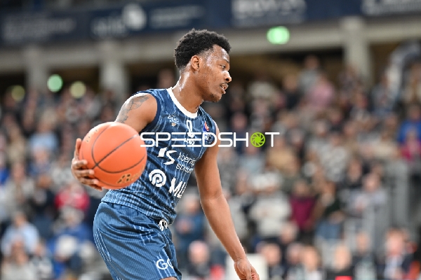 DJ Horne (0; MLP Academics Heidelberg) mit Ball in Aktion