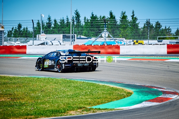 Rennfahrzeug auf der Rennstrecke