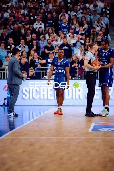 Spieler diskutieren mit Schiedsrichter