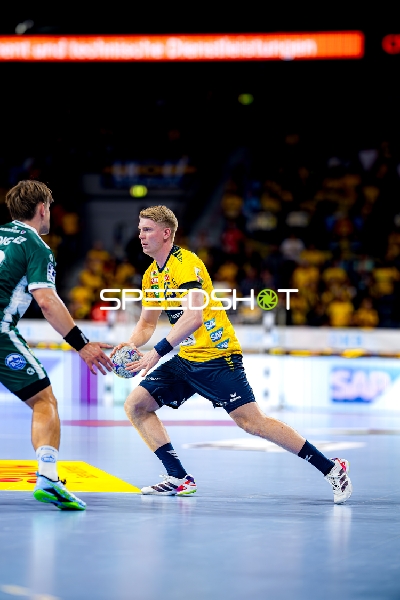 Haukur Thrastarson (25; Rhein Neckar Löwen) greift an