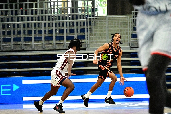 Alonzo Verge (11; Rasta Vechta) dribbelt