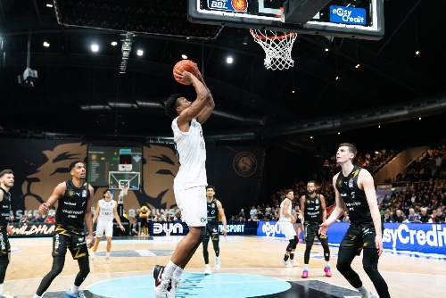 Spielaktion mit 5; MLP Academics Heidelberg und Verteidigern