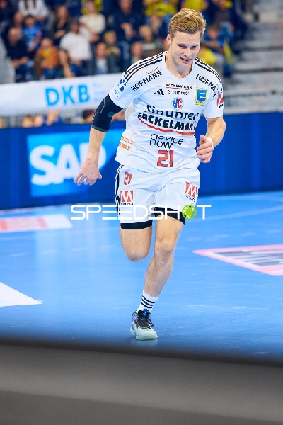 Spieler mit der Nummer 21 von THW Kiel läuft über das Spielfeld.