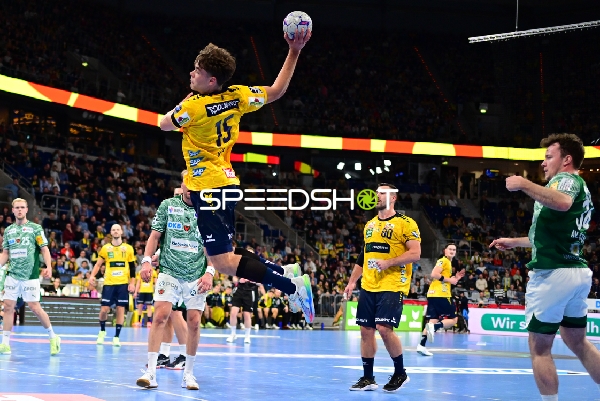 David More (15; Rhein Neckar Löwen) wirft aufs Tor