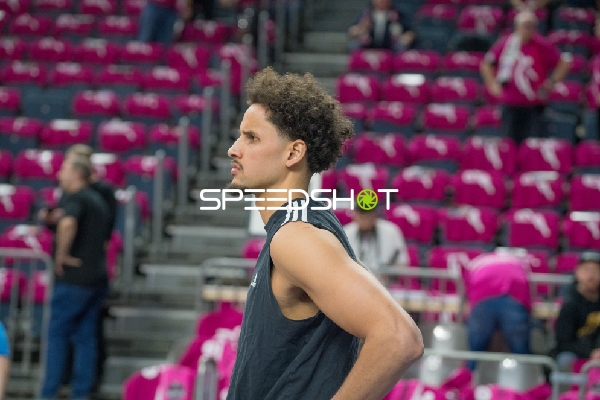 Michael Kessens (6; Telekom Baskets Bonn) in Aktion