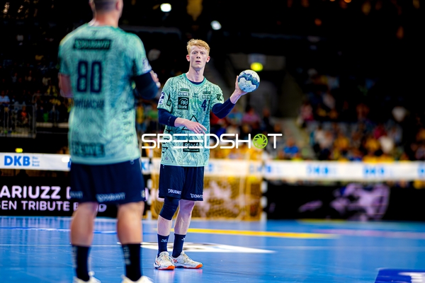 Spieler prellt den Ball