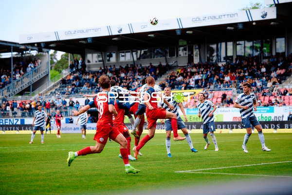 Kopfballduell SV Sandhausen vs FC Hansa Rostock
