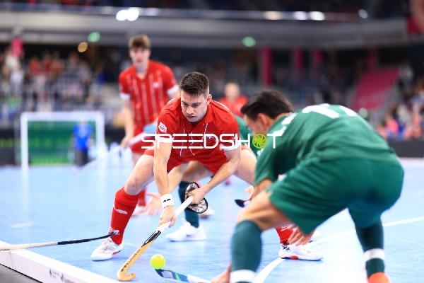 Elias BRÖNNIMANN (11; Schweiz) im Zweikampf