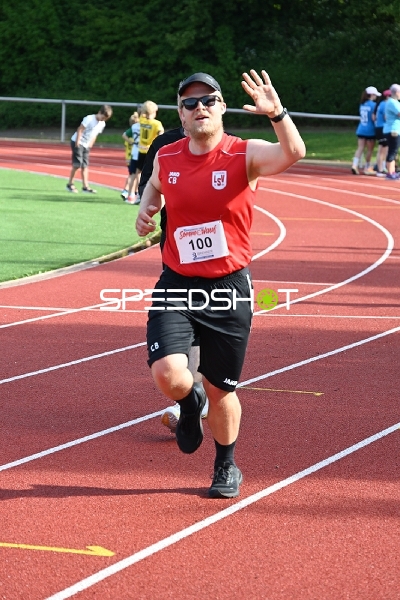 Läufer grüßt auf der Bahn