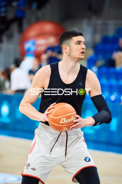 Spieler mit Ball auf dem Court