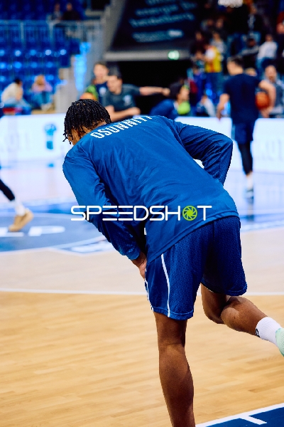 Spieler dehnt sich vor einem Basketballspiel