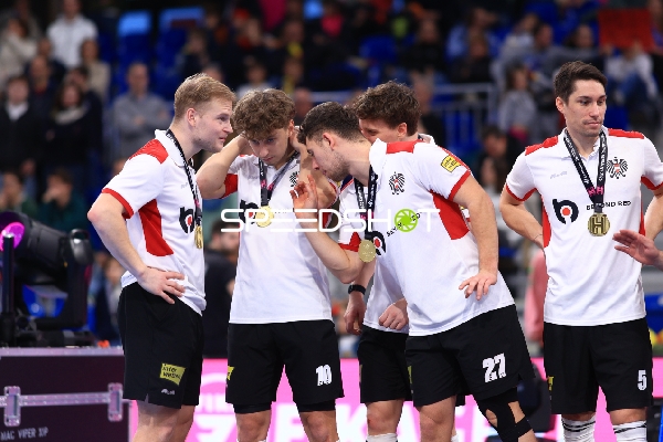 Sebastian EITENBERGER (5; Österreich) und Teamkollegen im Gespräch