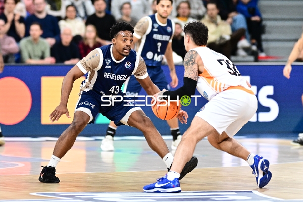 Defensive Aktion von Eric Reed Jr. (43; MLP Academics Heidelberg)